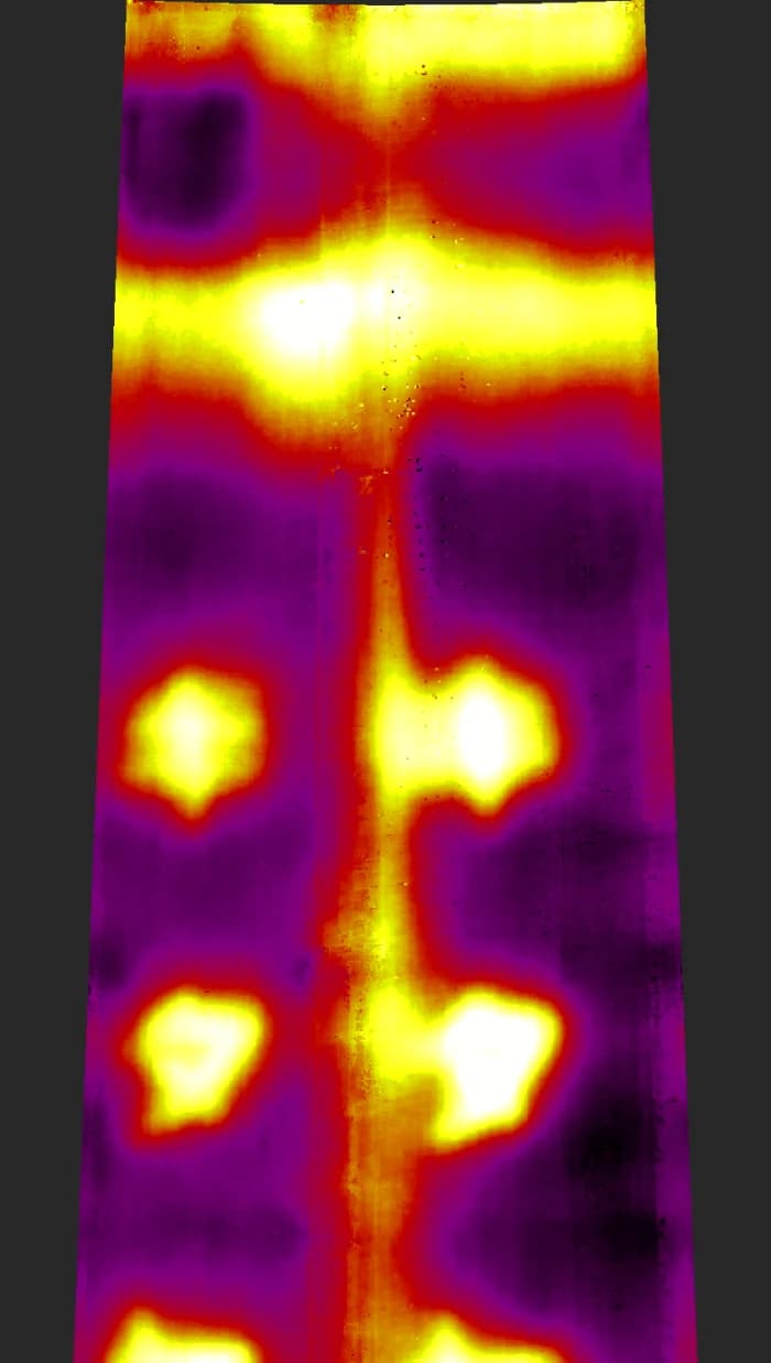 煙突の上半分を展開した可視と赤外線の画像