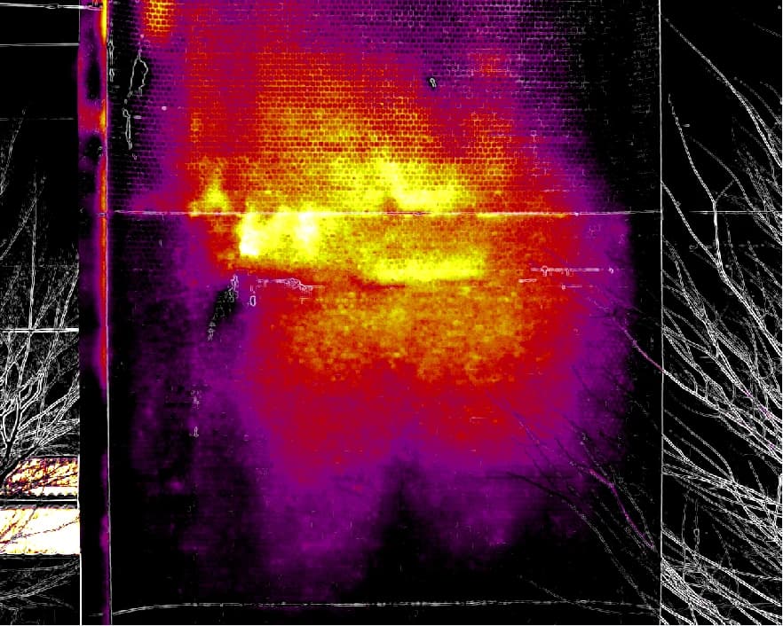 冒頭の外壁の赤外線画像に、可視画像の輪郭線を重ねたもの